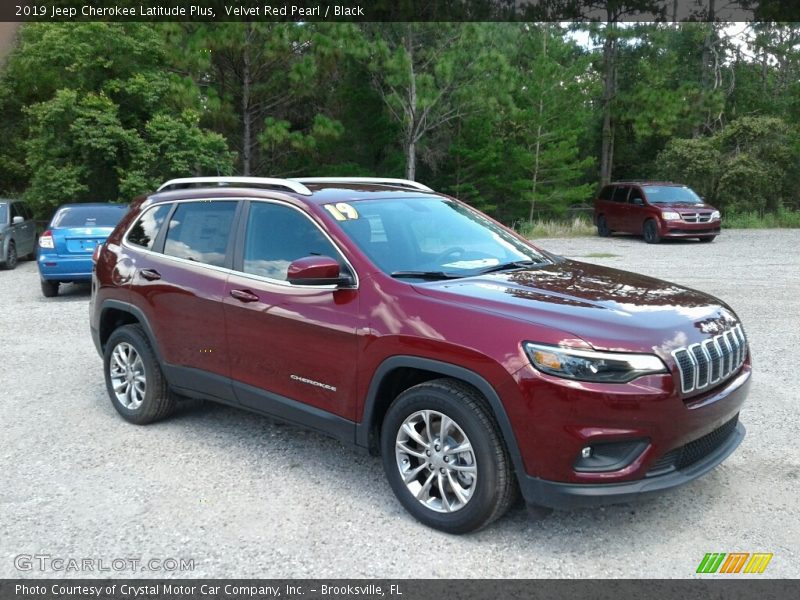 Front 3/4 View of 2019 Cherokee Latitude Plus