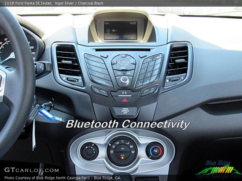 Ingot Silver / Charcoal Black 2018 Ford Fiesta SE Sedan