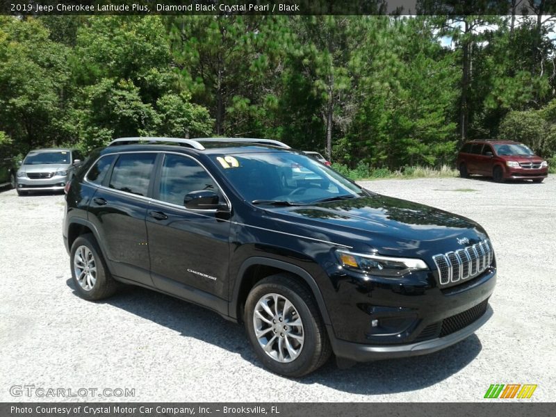 Front 3/4 View of 2019 Cherokee Latitude Plus