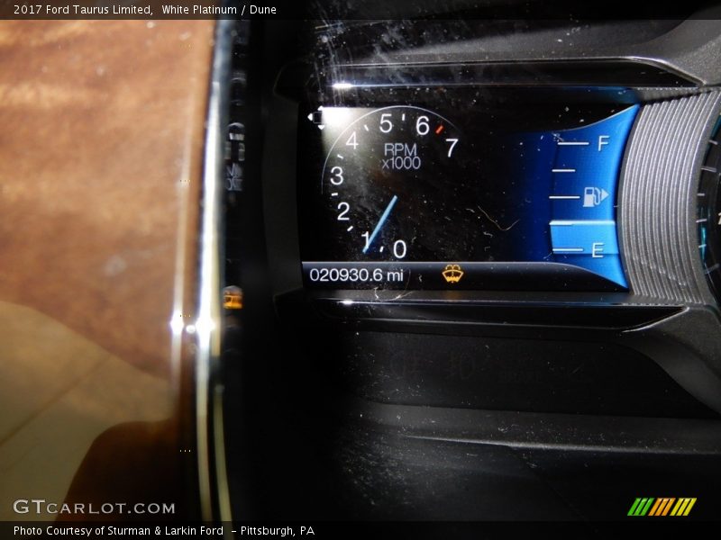 White Platinum / Dune 2017 Ford Taurus Limited