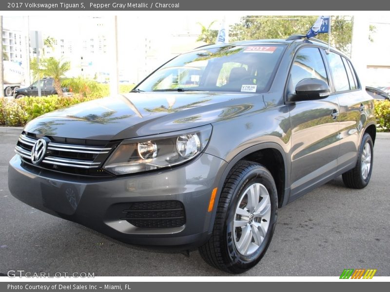 Pepper Gray Metallic / Charcoal 2017 Volkswagen Tiguan S