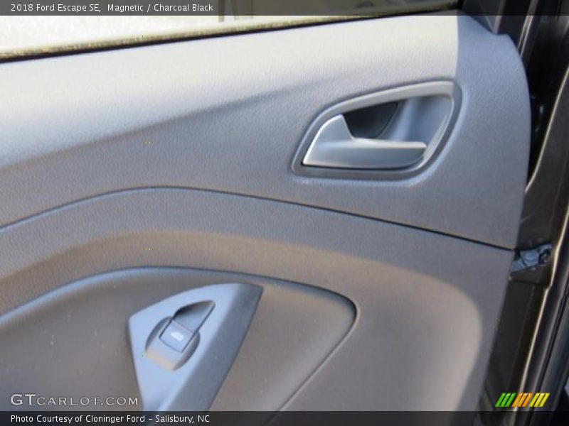 Magnetic / Charcoal Black 2018 Ford Escape SE