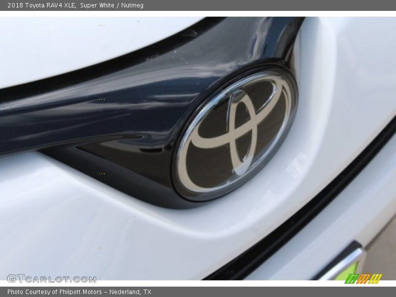 Super White / Nutmeg 2018 Toyota RAV4 XLE