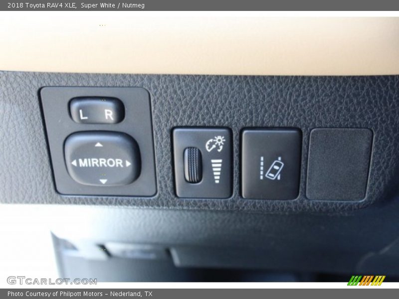 Super White / Nutmeg 2018 Toyota RAV4 XLE