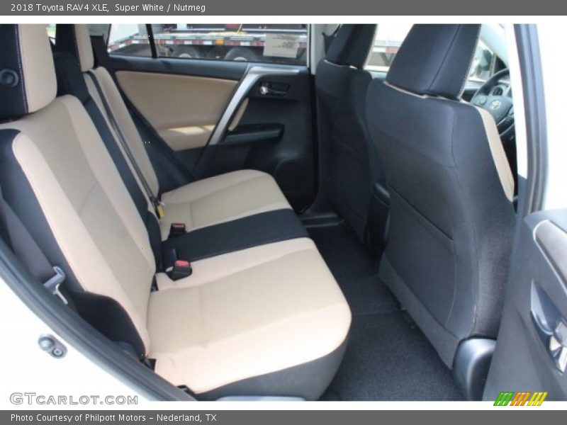 Super White / Nutmeg 2018 Toyota RAV4 XLE