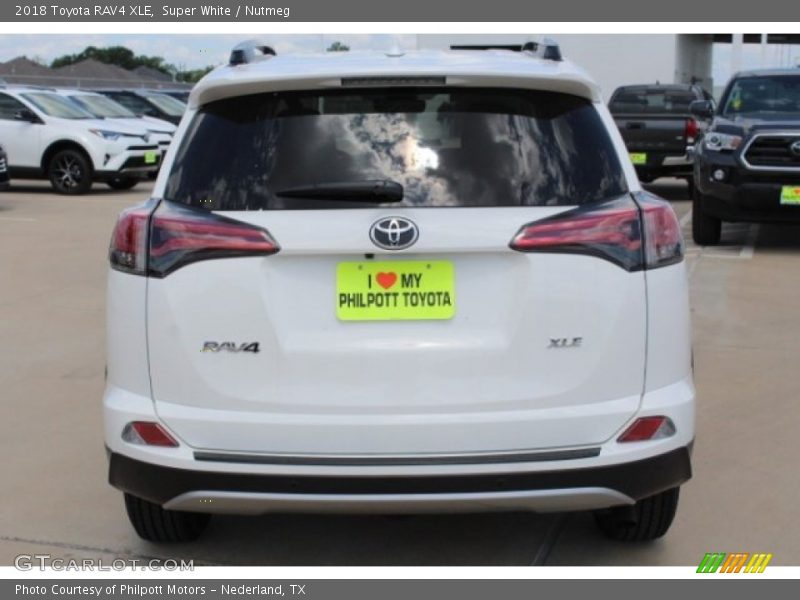 Super White / Nutmeg 2018 Toyota RAV4 XLE