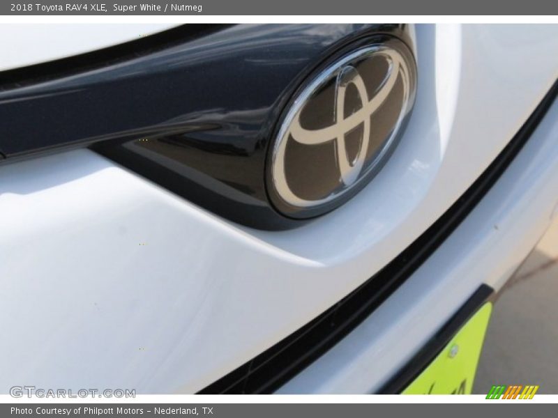 Super White / Nutmeg 2018 Toyota RAV4 XLE