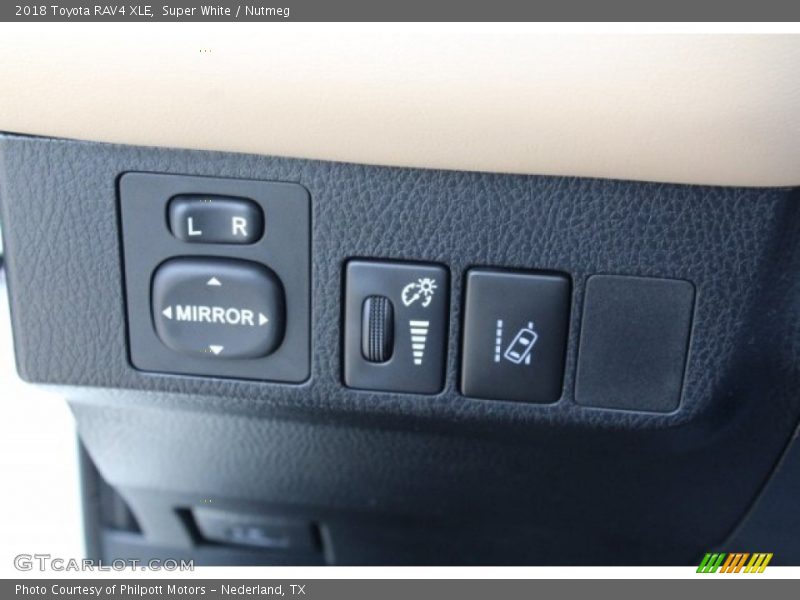 Super White / Nutmeg 2018 Toyota RAV4 XLE