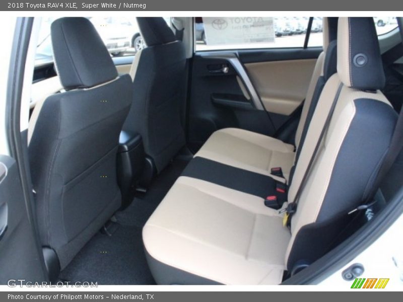 Super White / Nutmeg 2018 Toyota RAV4 XLE