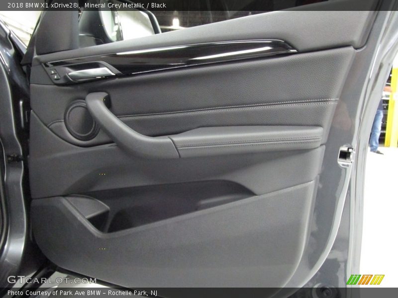 Mineral Grey Metallic / Black 2018 BMW X1 xDrive28i