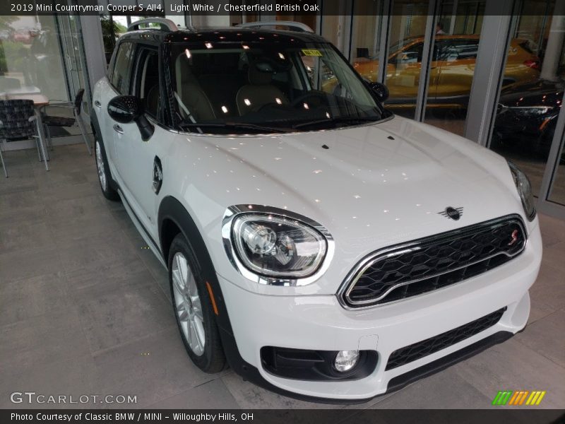 Light White / Chesterfield British Oak 2019 Mini Countryman Cooper S All4