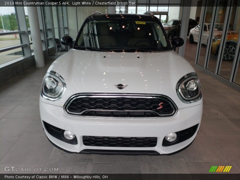 Light White / Chesterfield British Oak 2019 Mini Countryman Cooper S All4