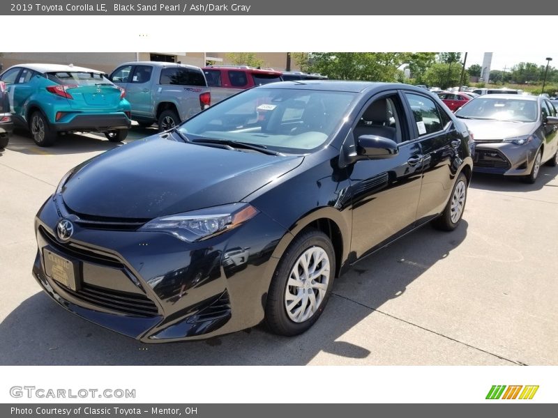 Front 3/4 View of 2019 Corolla LE
