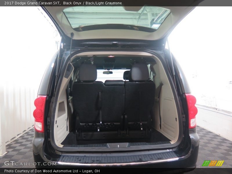Black Onyx / Black/Light Graystone 2017 Dodge Grand Caravan SXT