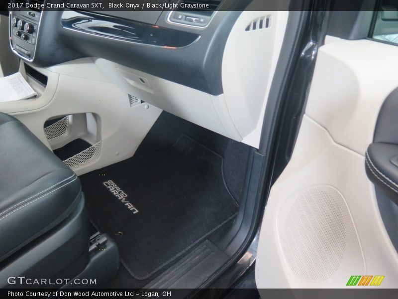 Black Onyx / Black/Light Graystone 2017 Dodge Grand Caravan SXT