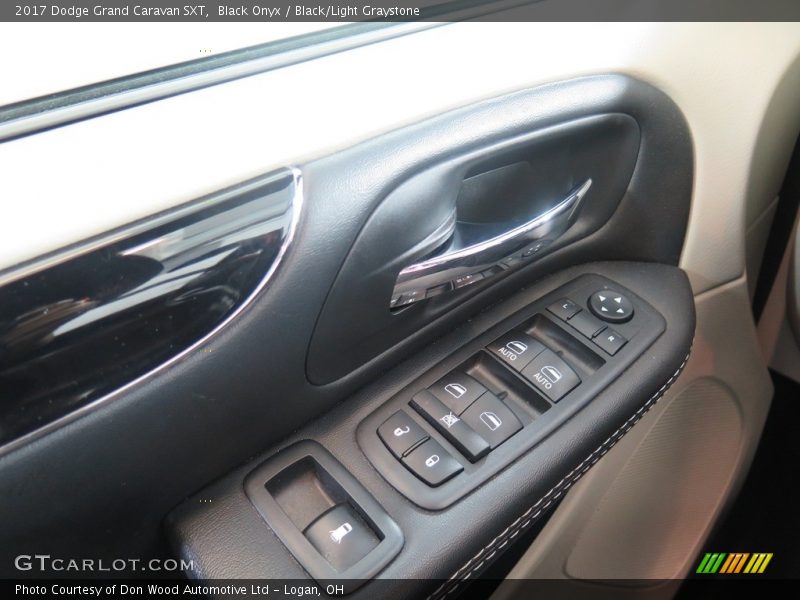 Black Onyx / Black/Light Graystone 2017 Dodge Grand Caravan SXT