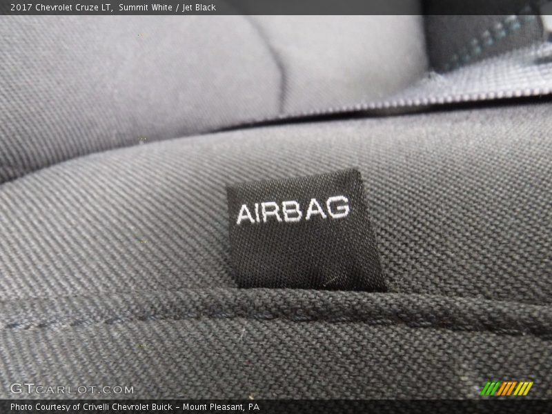 Summit White / Jet Black 2017 Chevrolet Cruze LT