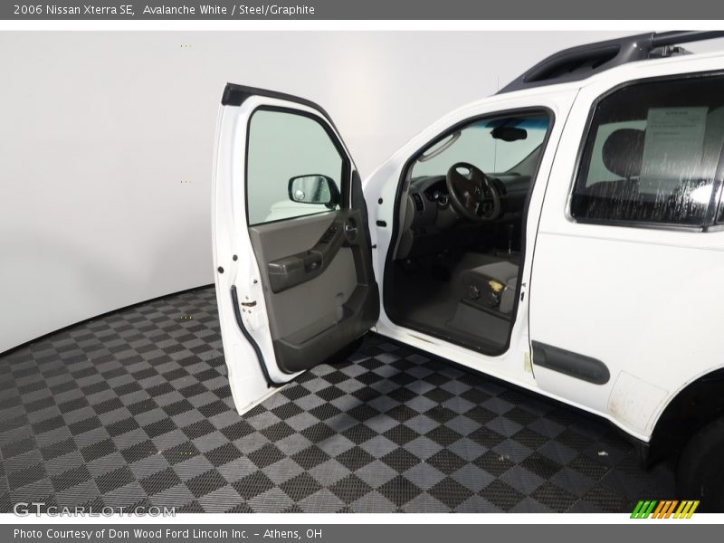 Avalanche White / Steel/Graphite 2006 Nissan Xterra SE