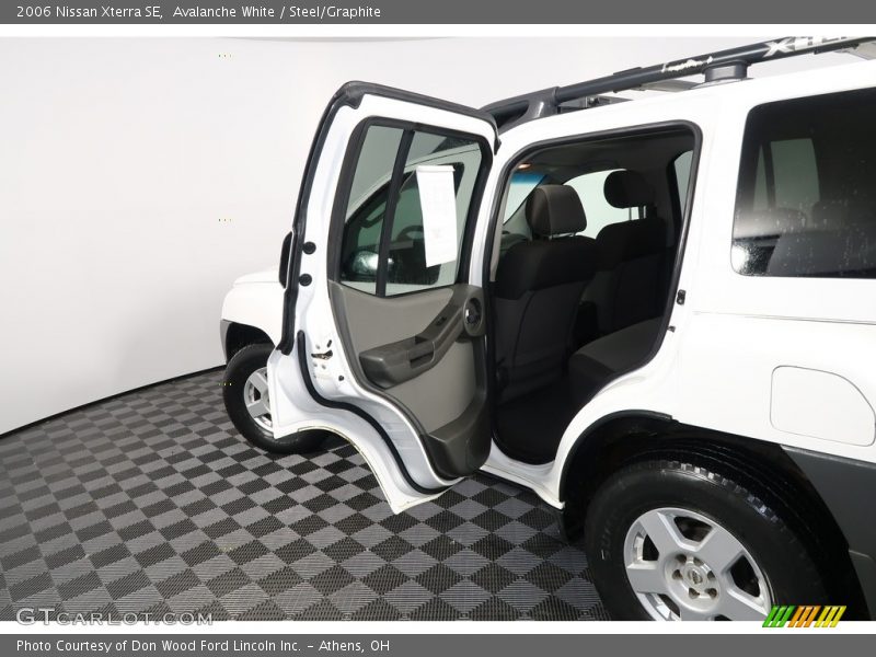 Avalanche White / Steel/Graphite 2006 Nissan Xterra SE