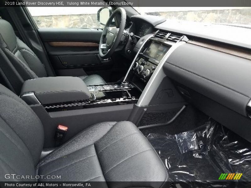 Yulong White Metallic / Ebony/Ebony 2018 Land Rover Discovery HSE