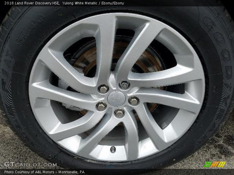 Yulong White Metallic / Ebony/Ebony 2018 Land Rover Discovery HSE