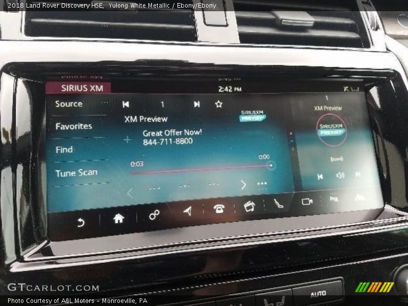 Yulong White Metallic / Ebony/Ebony 2018 Land Rover Discovery HSE