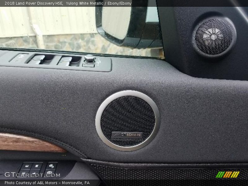 Yulong White Metallic / Ebony/Ebony 2018 Land Rover Discovery HSE