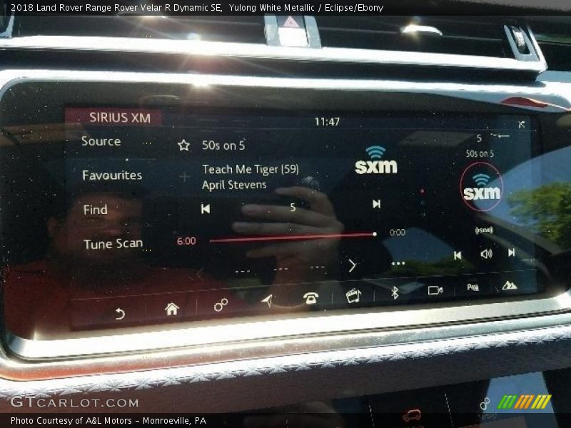 Yulong White Metallic / Eclipse/Ebony 2018 Land Rover Range Rover Velar R Dynamic SE