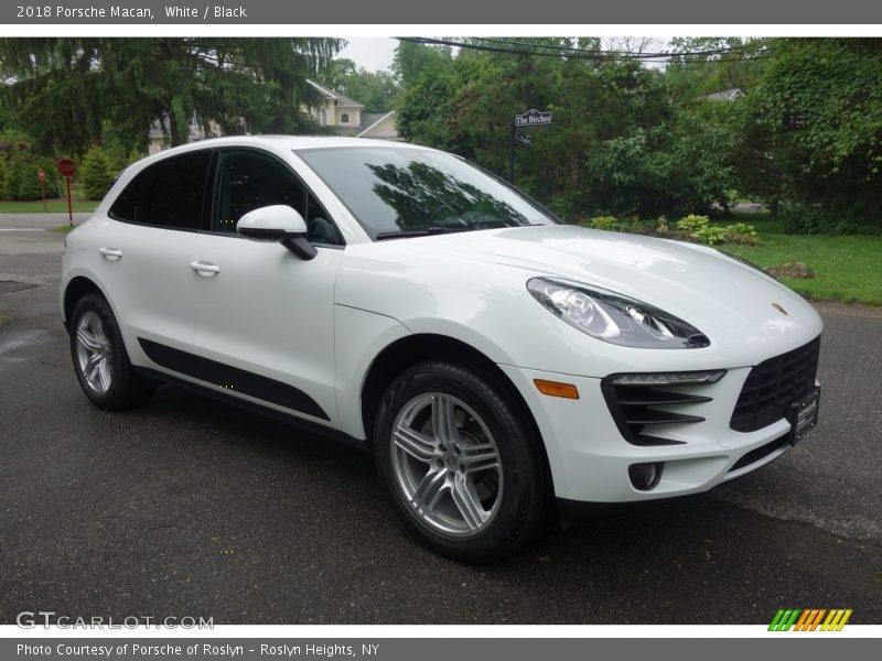 Front 3/4 View of 2018 Macan 