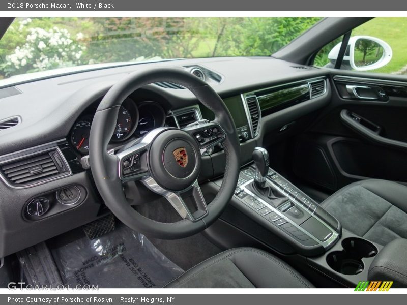 White / Black 2018 Porsche Macan