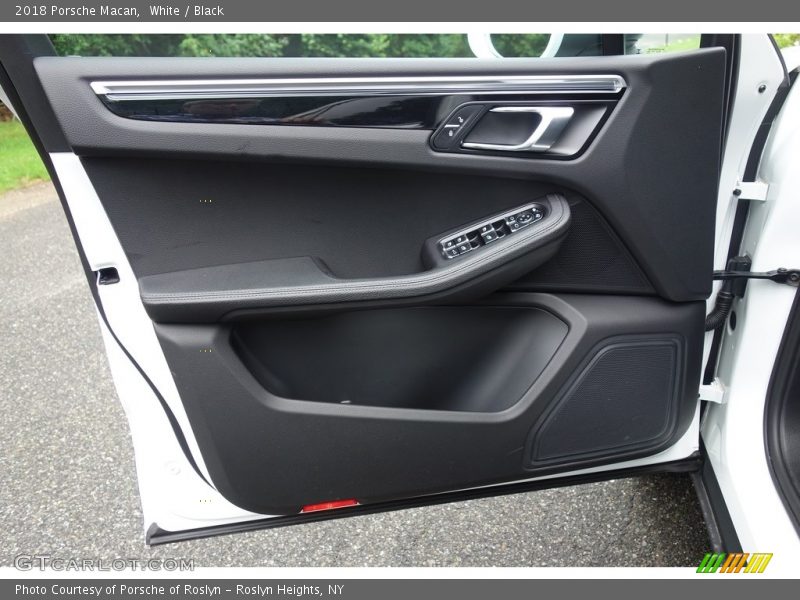 Door Panel of 2018 Macan 