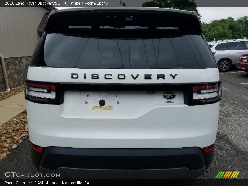 Fuji White / Acorn/Ebony 2018 Land Rover Discovery SE