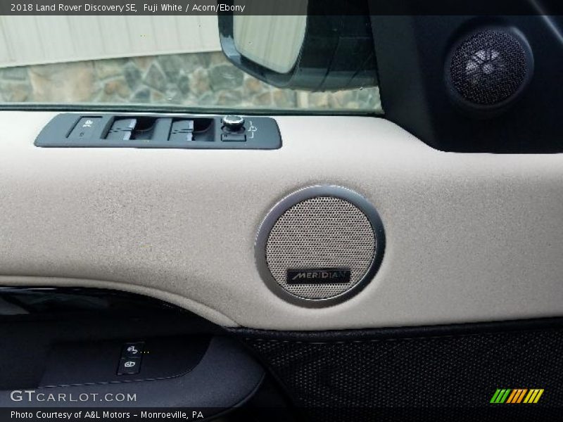 Fuji White / Acorn/Ebony 2018 Land Rover Discovery SE