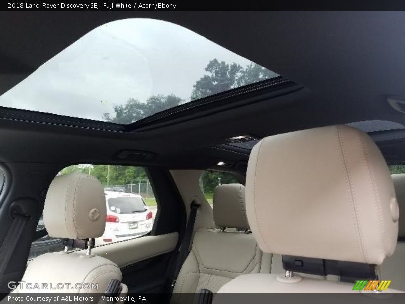 Fuji White / Acorn/Ebony 2018 Land Rover Discovery SE