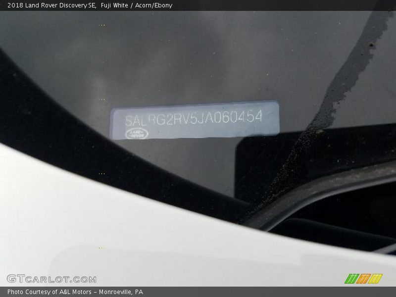 Fuji White / Acorn/Ebony 2018 Land Rover Discovery SE