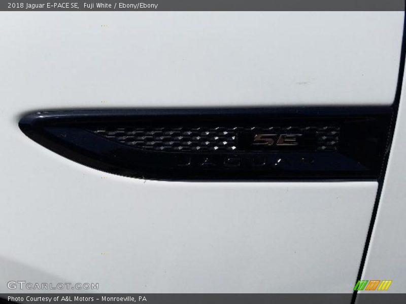 Fuji White / Ebony/Ebony 2018 Jaguar E-PACE SE
