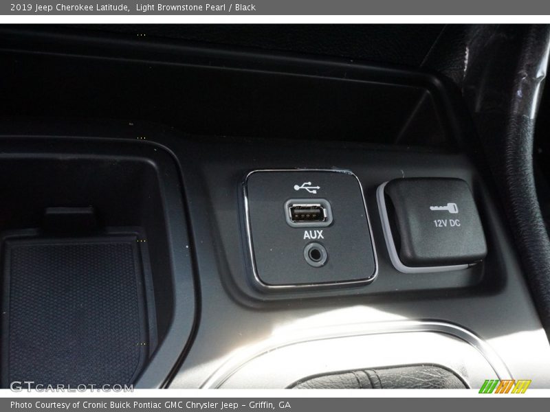 Light Brownstone Pearl / Black 2019 Jeep Cherokee Latitude