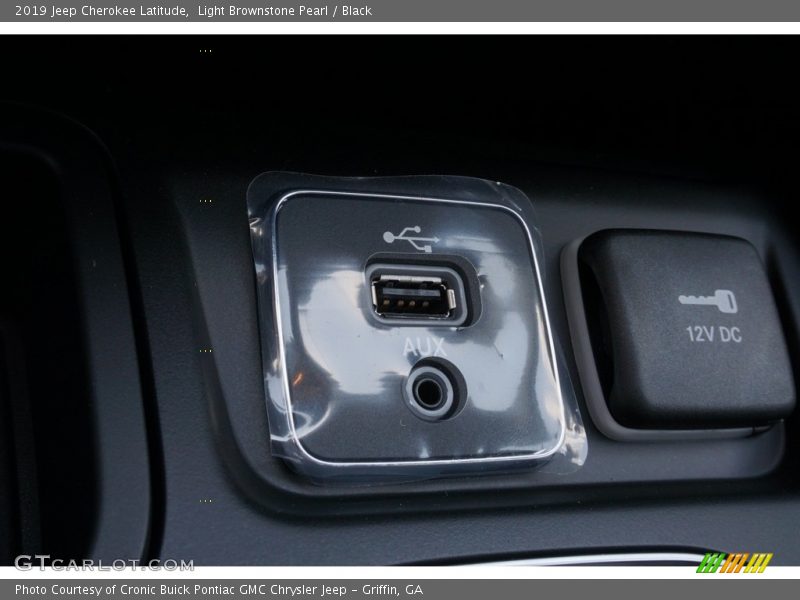 Light Brownstone Pearl / Black 2019 Jeep Cherokee Latitude
