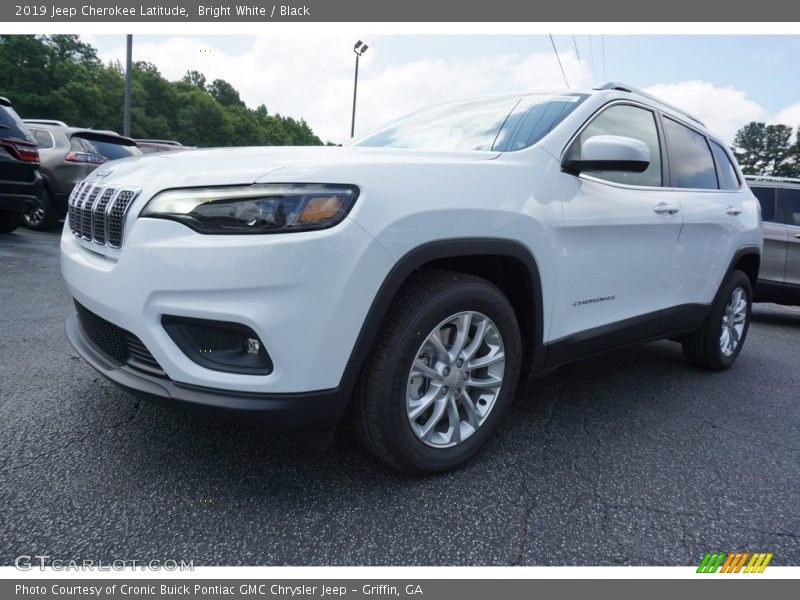 Bright White / Black 2019 Jeep Cherokee Latitude