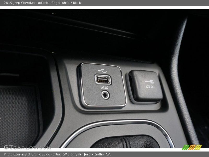Bright White / Black 2019 Jeep Cherokee Latitude
