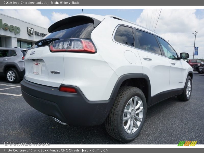 Bright White / Black 2019 Jeep Cherokee Latitude