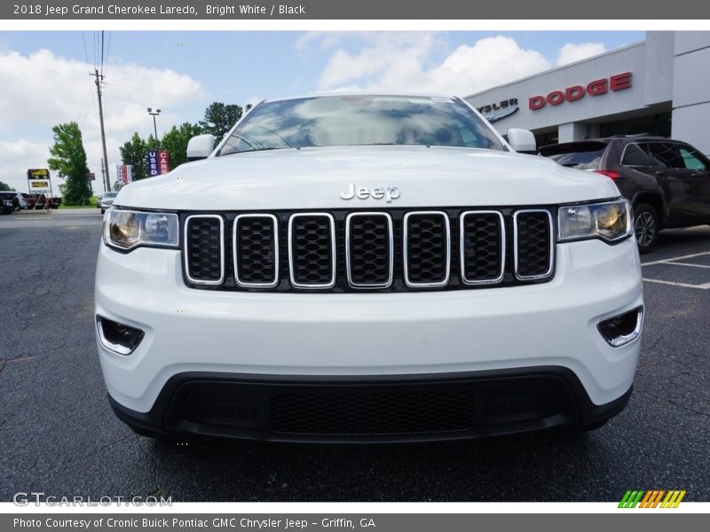 Bright White / Black 2018 Jeep Grand Cherokee Laredo