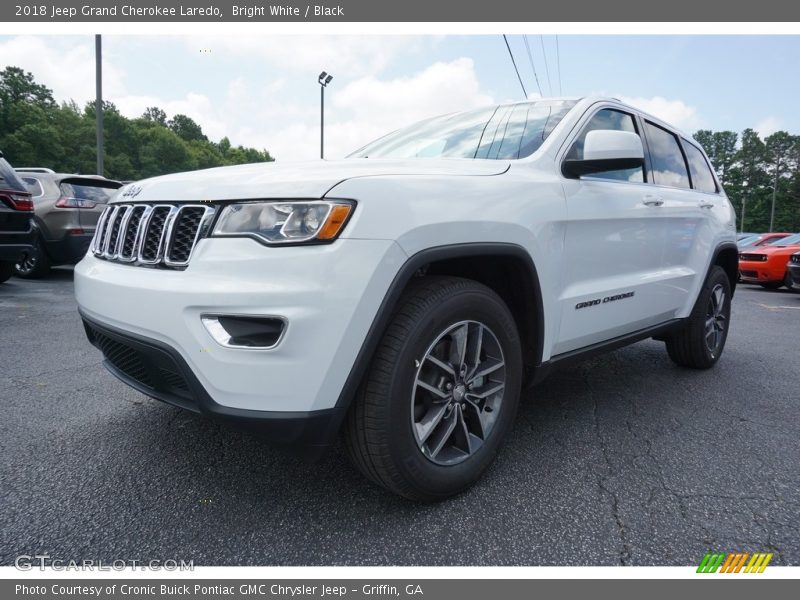 Bright White / Black 2018 Jeep Grand Cherokee Laredo