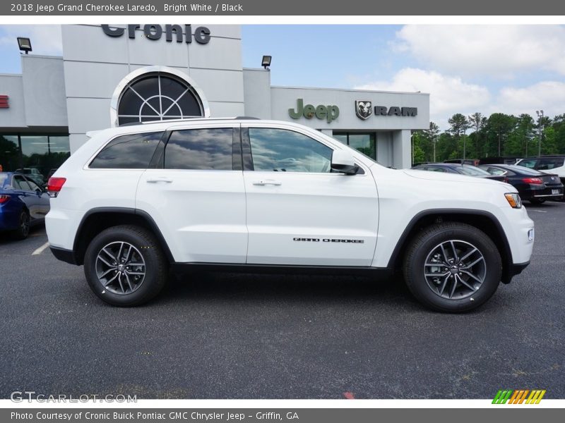 Bright White / Black 2018 Jeep Grand Cherokee Laredo