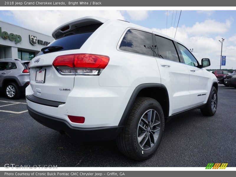Bright White / Black 2018 Jeep Grand Cherokee Laredo