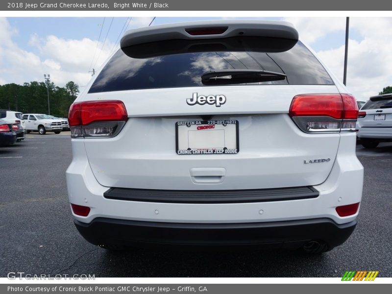 Bright White / Black 2018 Jeep Grand Cherokee Laredo