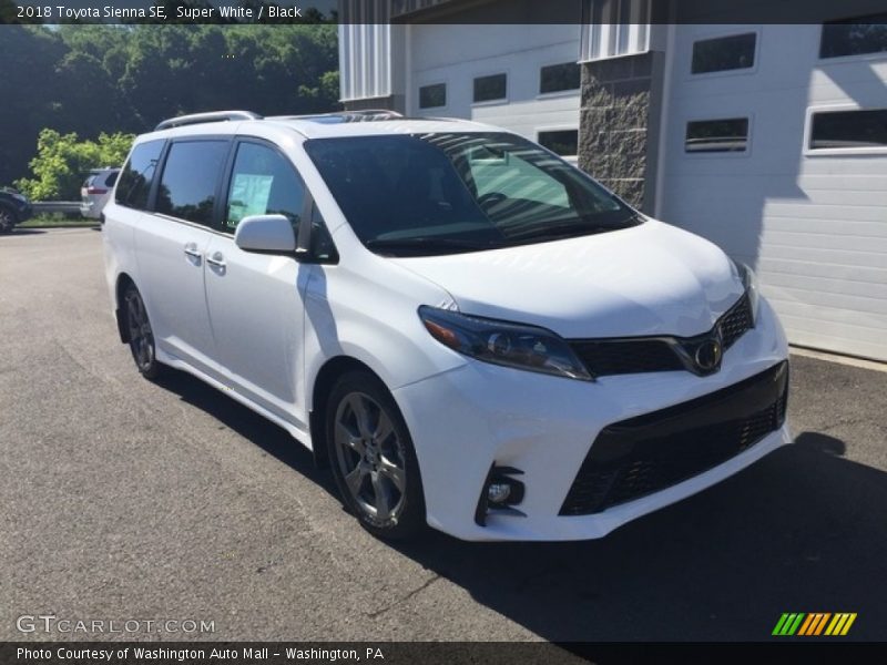 Super White / Black 2018 Toyota Sienna SE