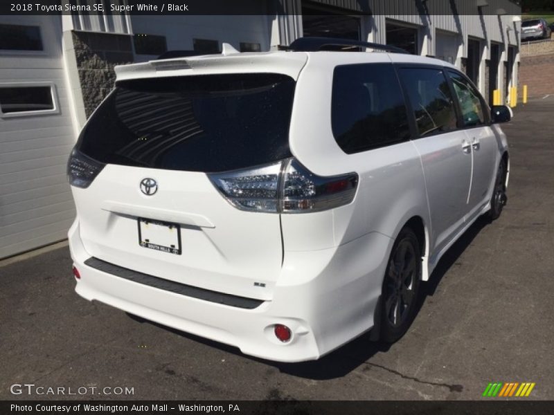Super White / Black 2018 Toyota Sienna SE
