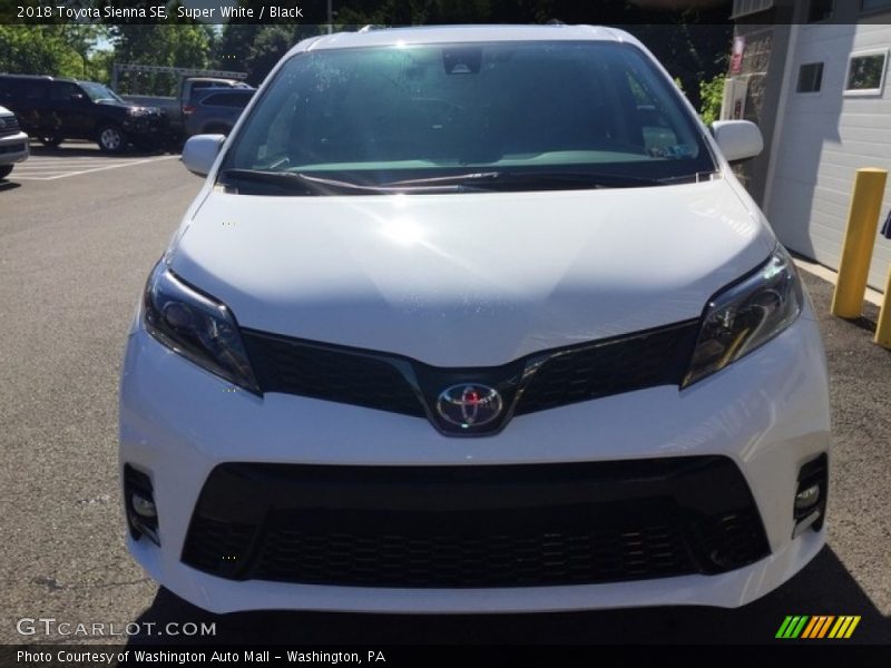 Super White / Black 2018 Toyota Sienna SE