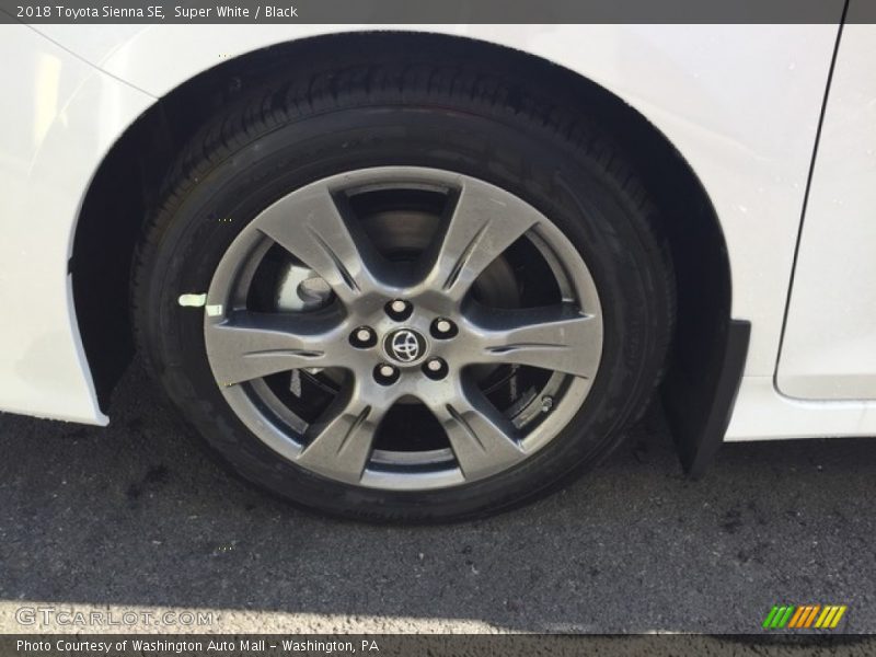Super White / Black 2018 Toyota Sienna SE